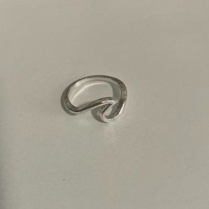 Pura Vida "Wave Ring" color: silver